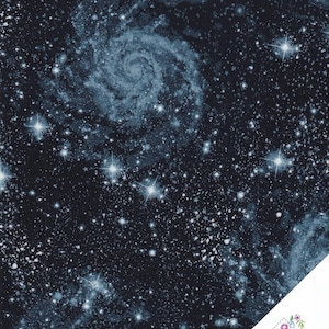 Könnte beinhalten: Dunkelblauer Stoff mit einem Himmelsgalaxie-Design. Der Stoff zeigt wirbelnde Nebel, weiße Sterne und eine Streuung kleinerer weißer Punkte. Die untere rechte Ecke hat ein weißes Etikett mit dem Text "Quilt Shop" und floralen Akzenten.