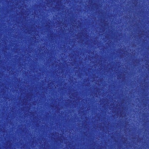 Op de afbeelding: Een effen blauwe stof met een subtiel gespikkeld patroon. De stof heeft een licht getextureerd oppervlak.