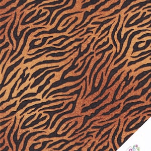 Può includere: Tessuto a righe di tigre arancio e nero con un sottile motivo testurizzato. Il tessuto è perfetto per il quilting, la cucitura e i progetti di artigianato.