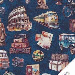 Pode incluir: Um tecido azul com um padrão de tema de viagem. O padrão inclui imagens de malas, treins, um globo terrestre, um scooter, uma câmera, um barco, um carro antigo e o Coliseo. O tecido também inclui um selo que diz "Brasil".