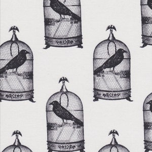 K&ouml;nnte beinhalten: Ein wei&szlig;er Hintergrund mit einem sich wiederholenden Muster aus schwarzen und wei&szlig;en Vogelk&auml;figen mit einem schwarzen Vogel in jedem K&auml;fig. Die Vogelk&auml;fige haben ein dekoratives Design und sind mit einem Knauf verziert.