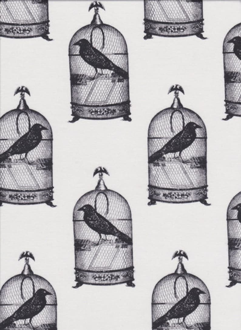 K&ouml;nnte beinhalten: Ein wei&szlig;er Hintergrund mit einem sich wiederholenden Muster aus schwarzen und wei&szlig;en Vogelk&auml;figen mit einem schwarzen Vogel in jedem K&auml;fig. Die Vogelk&auml;fige haben ein dekoratives Design und sind mit einem Knauf verziert.