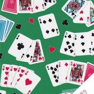 Peut inclure: Un tissu vert avec un motif répétitif de cartes à jouer éparpillées, incluant des figures, des cartes numérotées et des symboles de cœurs, carreaux, trèfles et piques. Une étiquette blanche dans le coin indique Quilt Shop Ruth Baudisch.