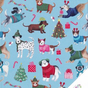 Puede incluir: Tela azul claro con un patrón repetido de perros vestidos con atuendos festivos. Los perros llevan suéteres, sombreros y cornamentas, con árboles de Navidad, bastones de caramelo y regalos envueltos.