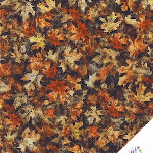 Può includere: Tessuto con un motivo ripetuto di foglie autunnali nei toni dell'arancione, marrone e giallo. Le foglie sono sovrapposte e strutturate, creando un design ricco e stagionale. Un angolo bianco con il testo "Quilt Shop" è visibile.