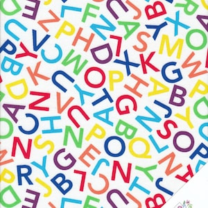 Puede incluir: Una tela blanca con un patrón de alfabeto colorido. Las letras son de varios colores, incluyendo rojo, azul, verde, amarillo y naranja. Las letras están dispersas aleatoriamente por la tela.