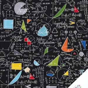 Könnte beinhalten: Schwarzer Stoff mit einem weißen mathematischen Formeldesign. Geometrische Formen, Gleichungen und die Texte "Integers" und "Hyperbolic Law of Cosines" sind sichtbar. Enthält das "Quilt Shop"-Logo.