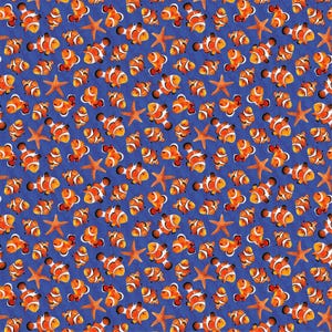 Könnte beinhalten: Ein sich wiederholendes Muster aus orange-weiß gestreiften Clownfischen und orangefarbenen Seesternen auf blauem Grund. Die Fische haben schwarze Umrisse und blicken in verschiedene Richtungen. Die Seesterne sind fünfstrahlig.