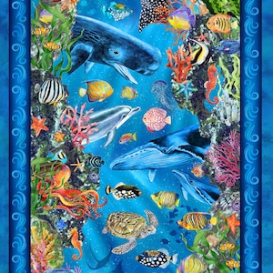 Può includere: Una scena sottomarina vibrante con una varietà di pesci colorati, barriere coralline e creature marine, tra cui una balena, delfini e una tartaruga marina. Lo sfondo è un oceano blu brillante.