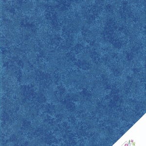 Könnte beinhalten: Ein einfarbiger blauer Stoff mit einer dezenten, marmorierten Textur. Der Stoff fühlt sich leicht rau an, fast wie Schleifpapier.