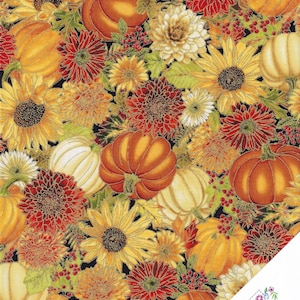 Op de afbeelding: Stof met een dicht herfstpatroon van oranje en witte pompoenen, gele zonnebloemen en dieprode dahlia's op een zwarte achtergrond. Een klein wit hoeklabel toont de tekst Quilt Shop Ruth Baudisch met florale accenten.
