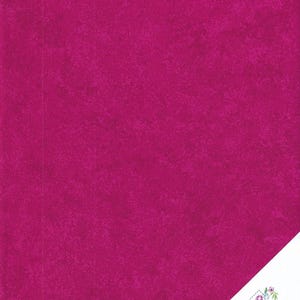 Peut inclure: Un tissu magenta uni avec un motif texturé subtil. Le tissu est doux et lisse au toucher.