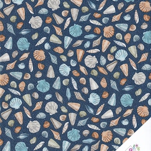 Könnte beinhalten: Dunkelblauer Stoff mit einem Muster aus Muscheln in verschiedenen Formen und Größen in Beige-, Blau- und Grautönen. Die Anordnung der Muscheln erzeugt eine interessante Textur. Geeignet für Patchwork oder andere Handarbeiten.