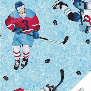 Può includere: Tessuto con un motivo ripetuto di giocatori di hockey in azione su uno sfondo di pista di ghiaccio azzurro. I giocatori indossano uniformi rosse, blu e bianche, e ci sono dischi neri sparsi sulla superficie.