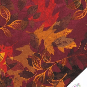 Può includere: Un tessuto con un motivo ripetitivo di foglie autunnali in tonalità di rosso, arancione, marrone e oro su uno sfondo bordeaux.