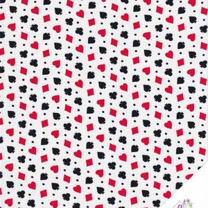 Peut inclure: Tissu blanc avec un motif répété de coeurs rouges, de carreaux, de piques et de trèfles noirs, ainsi que de petits points noirs. Idéal pour le patchwork ou les loisirs créatifs.