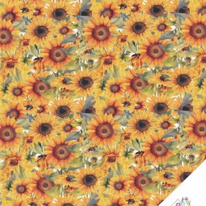 Puede incluir: Una tela con un patrón repetido de girasoles en tonos amarillos y naranjas, con centros marrón oscuro y hojas verdes. El fondo es blanco. La esquina inferior derecha tiene un logotipo que dice "Quilt Shop".