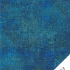 Può includere: Un tessuto blu testurizzato con un sottile motivo verde e marrone. Il tessuto ha un aspetto usurato ed è perfetto per il quilting o altri progetti di artigianato.