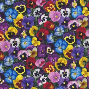 Könnte beinhalten: Ein lebendiges Blumenmuster mit einer dichten Anordnung farbenfroher Stiefmütterchen. Die Blumen zeigen eine Vielzahl von Farbtönen, darunter Gelb, Lila, Blau, Rot und Weiß, wodurch ein visuell reichhaltiges und detailliertes Design entsteht. Der Gesamteffekt ist ein lebendiger und fröhlicher Blumendruck.