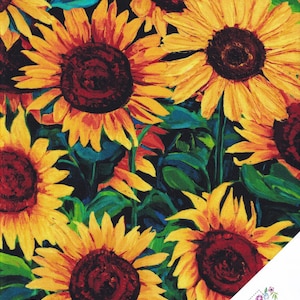 Può includere: Primo piano di un tessuto con un vivace motivo a girasoli. I girasoli hanno petali gialli e centri rosso scuro, su uno sfondo scuro con foglie verdi. Il tessuto è di Quilt Shop di Ruth Baudisch.