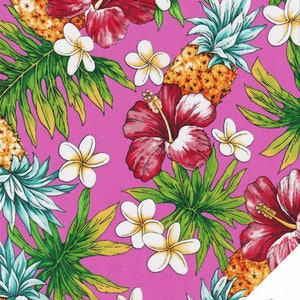 Könnte beinhalten: Rosafarbener Stoff mit einem tropischen Druck, der Ananas, Hibiskusblüten und Frangipani-Blüten zeigt. Der Stoff hat ein sich wiederholendes Muster.
