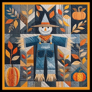 Op de afbeelding: Een vierkante stoffen quilt met een centrale vogelverschrikker in een blauwe spijkerbroek, een beige hoed en een oranje sjaal. De achtergrond bestaat uit een patchworkontwerp met donkerblauwe en grijze geometrische patronen, oranje pompoenen en herfstbladeren.