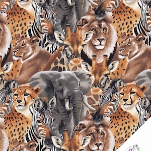 Può includere: Tessuto con un motivo ripetuto di animali africani, tra cui ghepardi, zebre, leoni, giraffe ed elefanti. Gli animali sono raffigurati in tonalità di marrone, beige, grigio e nero. Il tessuto ha un design dettagliato e realistico.