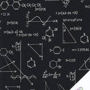 Pode incluir: Tecido preto e branco com tema científico. O tecido apresenta várias fórmulas matemáticas, estruturas químicas e diagramas. O texto inclui equações como "d^2/dx^2 = d/dx y" e "y=sinx".