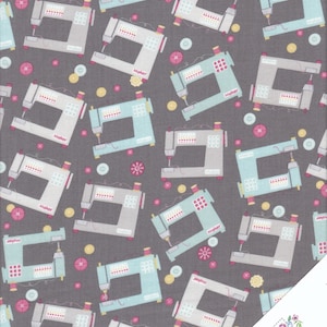 Pode incluir: Um tecido cinza com um padrão repetido de máquinas de costura e botões. As máquinas de costura são em tons de azul e cinza com a palavra "Maker" impressa nelas. Os botões são em tons de rosa, amarelo e branco.