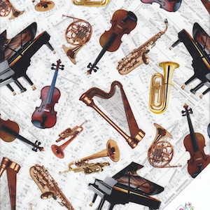 Könnte beinhalten: Ein weißer Stoff mit musikalischem Thema, auf dem verschiedene Musikinstrumente abgebildet sind, darunter ein Flügel, eine Harfe, ein Saxophon, eine Geige, eine Trompete, ein Waldhorn und eine Tuba. Der Stoff ist mit Noten bedruckt.
