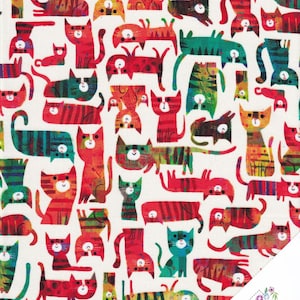 Puede incluir: Una tela blanca con un patrón repetitivo de gatos coloridos. Los gatos están dibujados en un estilo de dibujos animados y están en varias poses. La tela es perfecta para acolchar, coser y hacer manualidades.