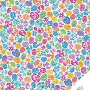 Puede incluir: Un patrón de tela con un diseño repetido de huevos de Pascua coloridos. Los huevos están decorados con varios patrones y diseños florales en tonos de rosa, azul, amarillo, verde y naranja, sobre un fondo blanco.