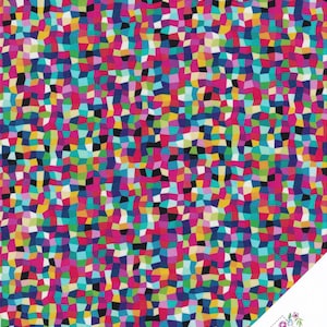 Peut inclure: Un tissu présentant un motif mosaïque dense et répétitif de petits quadrilatères irréguliers dans des tons vifs de magenta, turquoise, jaune, bleu marine et noir. Une étiquette blanche dans le coin affiche le texte Quilt Shop Ruth Baudisch.