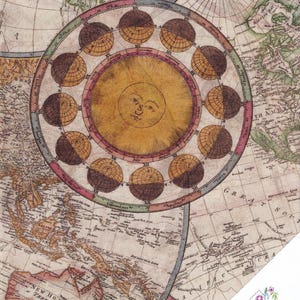 Op de afbeelding: Een antieke wereldkaart met een cirkelvormig diagram dat de maanfasen laat zien. De kaart is gedrukt op verouderd papier met een crèmekleurige achtergrond en heeft bruine, groene en blauwe inkt.
