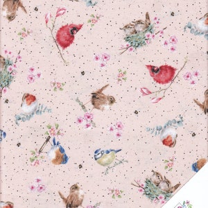 Peut inclure: Tissu rose avec un motif répété d'oiseaux, de fleurs et d'abeilles. Les oiseaux sont de différentes couleurs, notamment rouge, bleu et marron. Les fleurs sont roses et blanches. Les abeilles sont noires et jaunes.