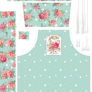 Könnte beinhalten: Ein Schnittmuster für eine Schürze mit Blumenmuster. Die Schürze ist hellblau mit weißen Gänseblümchen und einer Tasche mit Blumenmuster und dem Text "Wild Flowers".