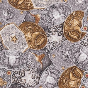 Pode incluir: Um padrão de tecido sem costuras que apresenta um design repetitivo de fivelas de cinto prateadas e douradas com motivos ocidentais. As fivelas apresentam estrelas, ferraduras e outras imagens ocidentais.