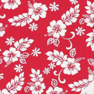 Könnte beinhalten: Roter Stoff mit einem weißen Blumenmuster aus Hibiskusblüten und Blättern. Der Stoff trägt den Text "Quilt Shop" und "Ruth Baudisch".