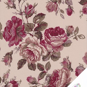 Könnte beinhalten: Ein beigefarbener Stoff mit einem sich wiederholenden Muster aus rosa und burgunderfarbenen Rosen mit grünen Blättern. Der Stoff hat eine subtile Textur.