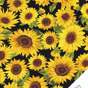 Puede incluir: Un fondo negro con un patrón repetitivo de girasoles amarillos con centros marrones. Los girasoles son de diferentes tamaños y están dispuestos en un patrón aleatorio.