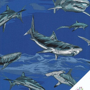 Peut inclure: Tissu bleu avec un motif répété de requins et de requins marteaux. Les requins sont gris et blancs avec des rayures noires. Le fond est bleu uni.