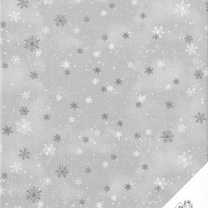Op de afbeelding: Een grijze stof met een wit en grijs sneeuwvlokkenpatroon. De stof is perfect voor quilten, naaien en knutselen.