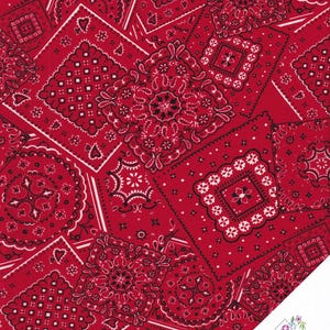 Könnte beinhalten: Roter Stoff mit einem sich wiederholenden Muster aus schwarzen und weißen Bandana-Quadraten. Der Stoff ist perfekt zum Quilten, für Bastelarbeiten und Heimwerkerprojekte.