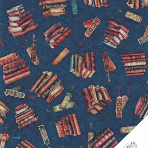 Puede incluir: Una tela azul con un patrón repetido de pilas de libros antiguos y marcapáginas. La tela tiene un aspecto ligeramente texturizado.