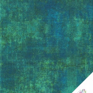 Può includere: Tessuto blu-verde e verde con un aspetto screziato e testurizzato. Il tessuto ha un aspetto leggermente sbiadito, che gli conferisce un aspetto vintage.