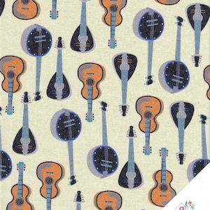 Può includere: Tessuto color crema con un motivo ripetuto di strumenti musicali stilizzati, tra cui chitarre, banjo e mandolini, nei toni dell'arancione, blu e grigio. Gli strumenti hanno un design a cartoni animati.