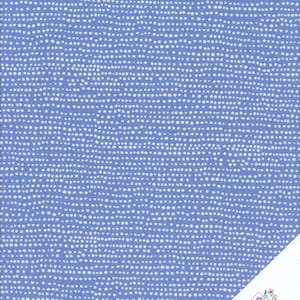 Pode incluir: Um tecido azul com um padrão de bolinhas brancas. O tecido é um algodão para acolchoar e é perfeito para projetos de artesanato.