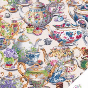 Könnte beinhalten: Ein Stoffdruck mit einer Vielzahl von Teekannen, Teetassen und Desserts. Die Teekannen sind mit floralen Mustern in Blau-, Rosa- und Grüntönen verziert. Die Tassen und Untertassen sind ebenfalls mit floralen Designs verziert. Kleine Kuchen und Gebäck sind verstreut.