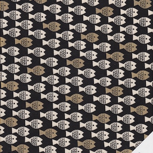 Può includere: Tessuto nero con un motivo ripetitivo di pesci bianchi e dorati. Il tessuto ha una texture sottile e un aspetto leggermente usurato. Il testo "Quilt Shop Ruth Baudisch" è stampato nell'angolo in basso a destra.