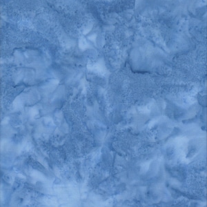 Peut inclure: Un tissu bleu avec un motif marbré. Le tissu a un fond bleu clair avec des tourbillons et des stries bleu foncé.